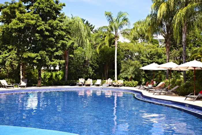 Meksyk - hotel Luxury Bahia Principe Sian Kaan, basen, leżaki, tropical sun
