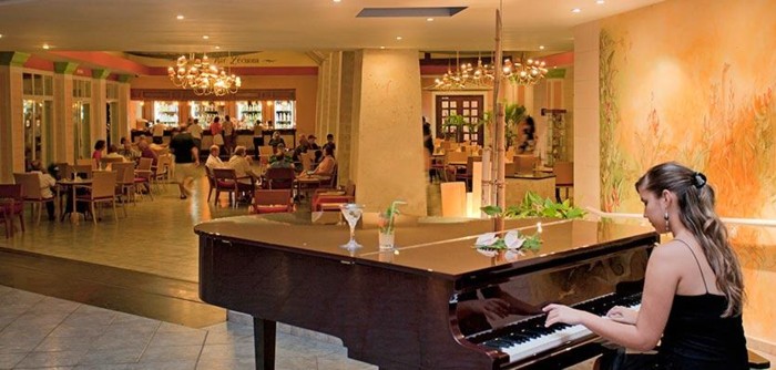 Kuba - hotel Meliá Peninsula Varadero, lobby bar Lecuona, tropical sun
