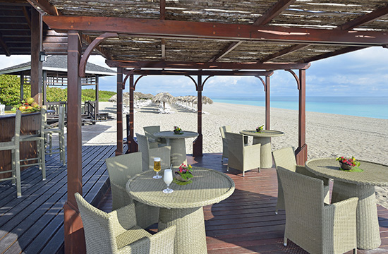Kuba - hotel Paradisus Princesa del Mar Resort & Spa, bar Bahía de Guanímar, tropical sun