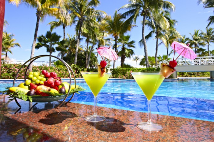 Meksyk - hotel Luxury Bahia Principe Akumal, basen, kolorowe drinki, tropikalne owoce, tropical sun