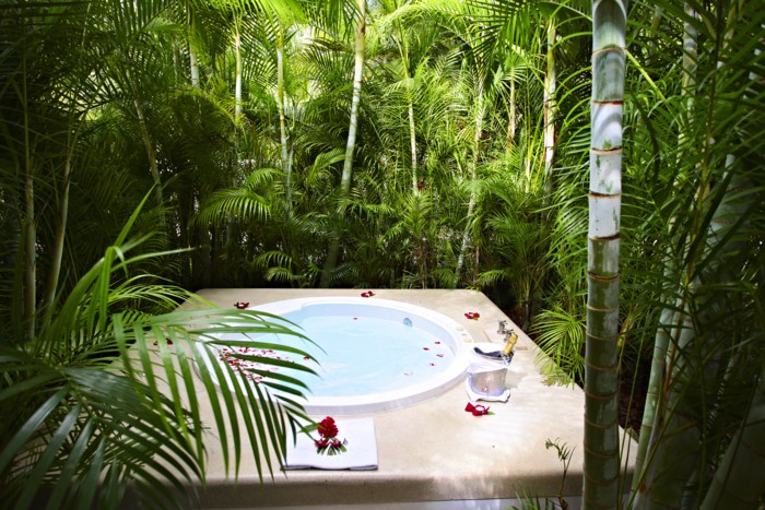Meksyk - hotel Luxury Bahia Principe Sian Kaan, jacuzzi, bujna roślinność tropikalna, tropical sun