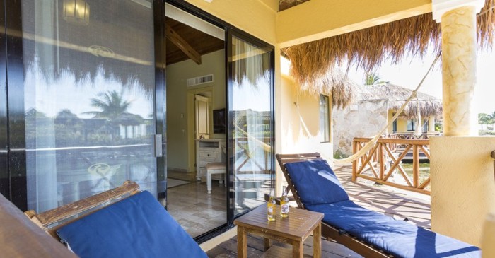 Meksyk - hotel Grand Palladium White Sand Resort & Spa, pokój Mayan Suite, taras, tropical sun
