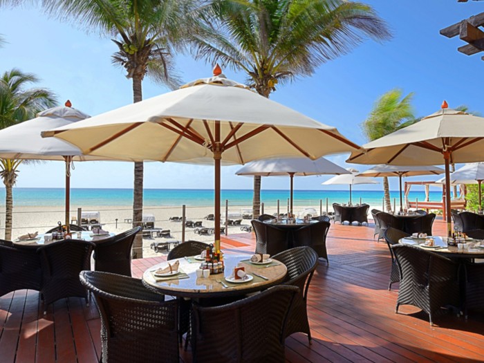 Meksyk - hotel Occidental Royal Hideaway Playacar, restauracja przy plaży, widok na Morze Karaibskie, tropical sun