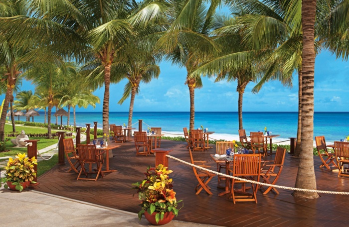 Meksyk - hotel Secrets Capri Riviera Cancun, restauracja przy plaży, widok na Morze Karaibskie, palmy, tropical sun