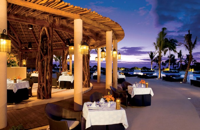 Meksyk - hotel Secrets Maroma Beach Riviera Cancun, restauracja przy basenie, tropical sun