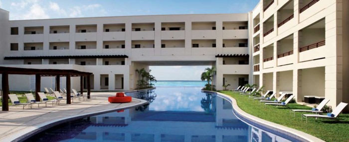 Meksyk - hotel Secrets Silversands Riviera Cancun, basen, widok na Morze Karaibskie, tropical sun