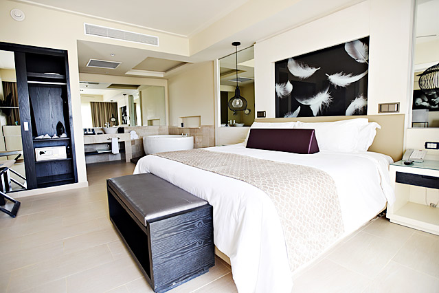 Dominikana - hotel Chic Punta Cana, pokój Diamond Club Luxury Junior Suite Swim Out, tropical sun