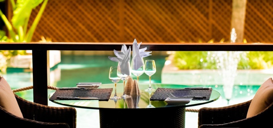 Seszele - Dhevatara Beach Hotel, restauracja The Pond, tropical sun