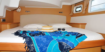 Seszele - katamaran Lagoon 440, pokład, łóżko, tropical sun