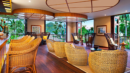 Seszele - hotel Kempinski Seychelles Resort, Planters Bar & Lounge, tropical sun