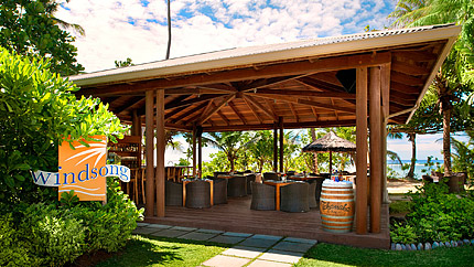 Seszele - hotel Kempinski Seychelles Resort, Windsong Bar, tropical sun