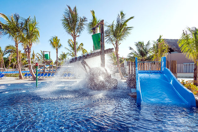 Dominikana - hotel Royalton Punta Cana Resort & Casino, basen dla dzieci, zjeżdżalnie, tropical sun