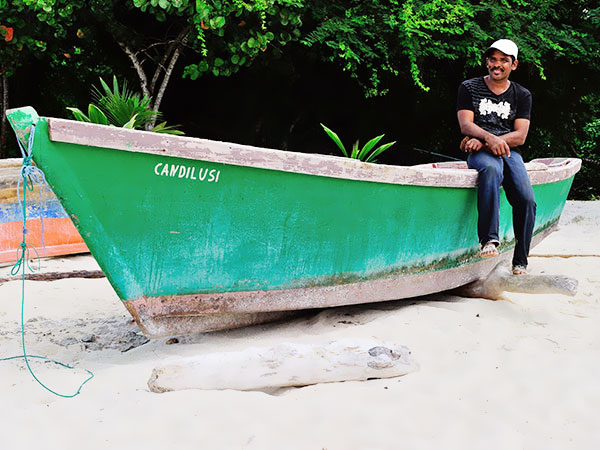 Bayahibe, czyli o krok od rajskiej Saony, łódź rybacka na plaży, Tropical Sun