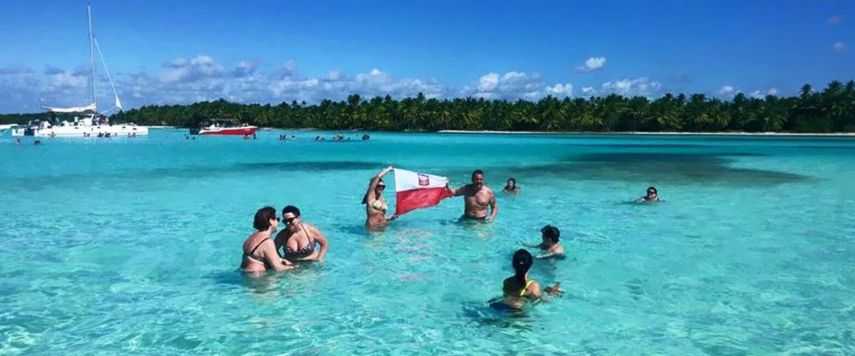 Dominikana po polsku, polska flaga, ludzie w wodzie, Tropical Sun