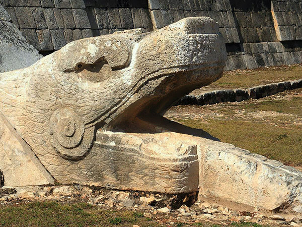 Głowa węża ze świątyni Kukulkana