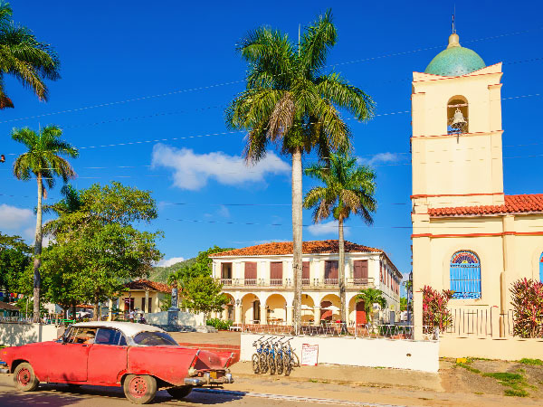 Viñales - Kuba. Przyroda na wyciągnięcie ręki, kościół, ulica miasta Vinales, Tropical Sun
