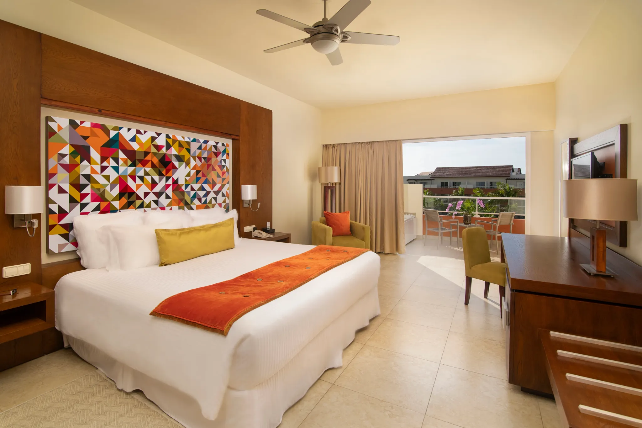 Allure Junior Suite Tropical View King bed